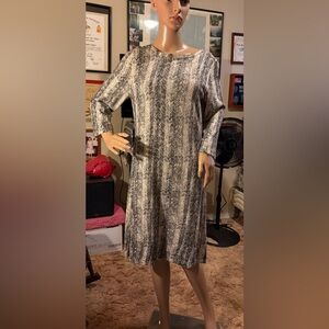 Liz Claiborne Olive Patterned 3/4 Sleeve Dress. 1990’S Y2K fit. 🔥
Gently worn.